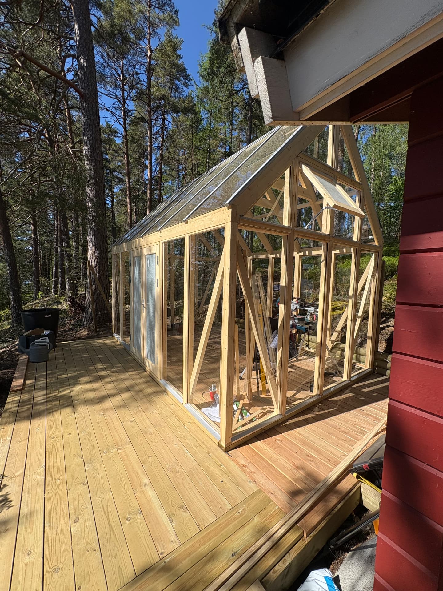 Nybyggt växthus i trä och glas, exempel på AW Byggs tillbyggnadsarbete