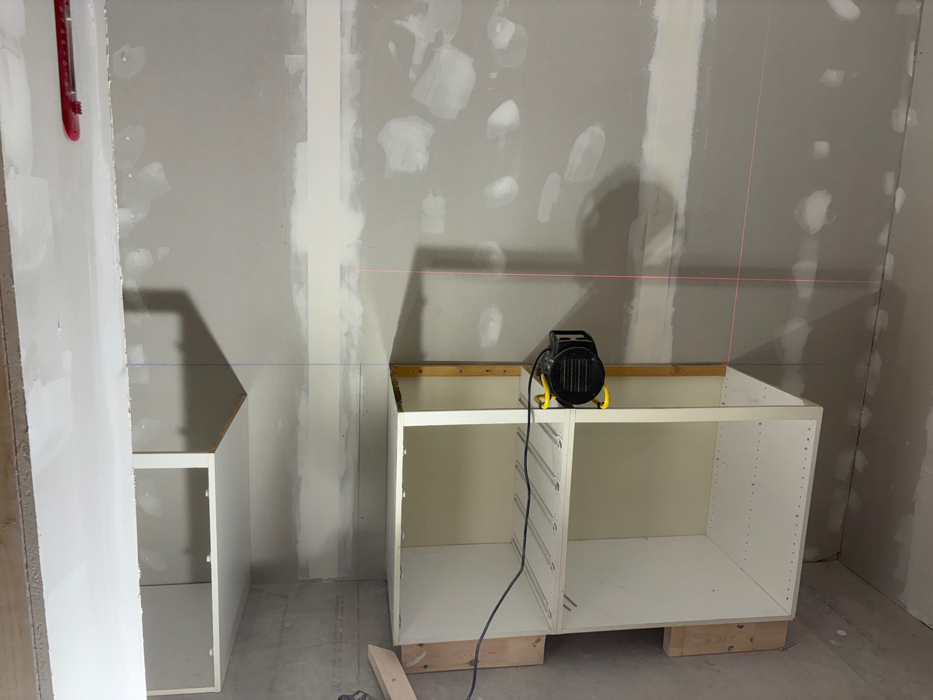 Montering av köksstommar under renovering, AW Bygg